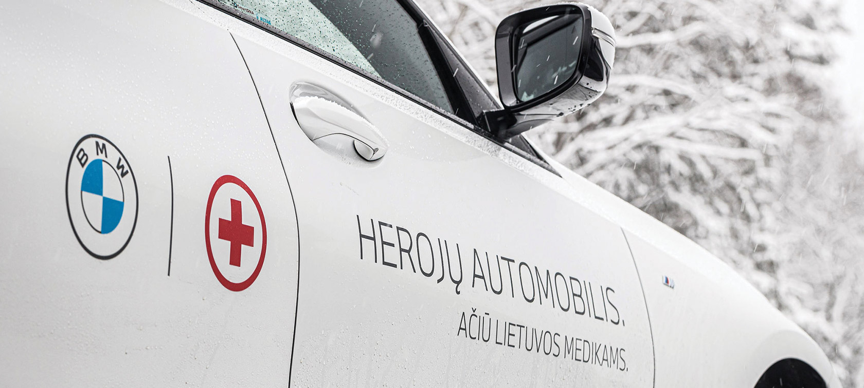 Karantino metu sudėtingomis sąlygomis dirbantys medikai į darbą keliaus saugiau. Oficiali Vokietijos automobilių gamintojo BMW atstovė Lietuvoje „Krasta Auto“ Vilniaus universiteto ligoninės Santaros klinikų medikams suteikė naujų automobilių. Karantino metu sudėtingomis sąlygomis dirbantys medikai į darbą keliaus saugiau. Oficiali Vokietijos automobilių gamintojo BMW atstovė Lietuvoje „Krasta Auto“ Vilniaus universiteto ligoninės Santaros klinikų medikams suteikė naujų automobilių.